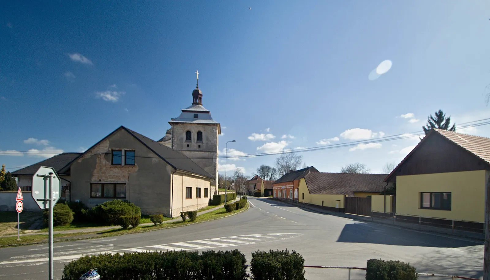 Pohled na obec Kostomlaty nad Labem, okres Nymburk