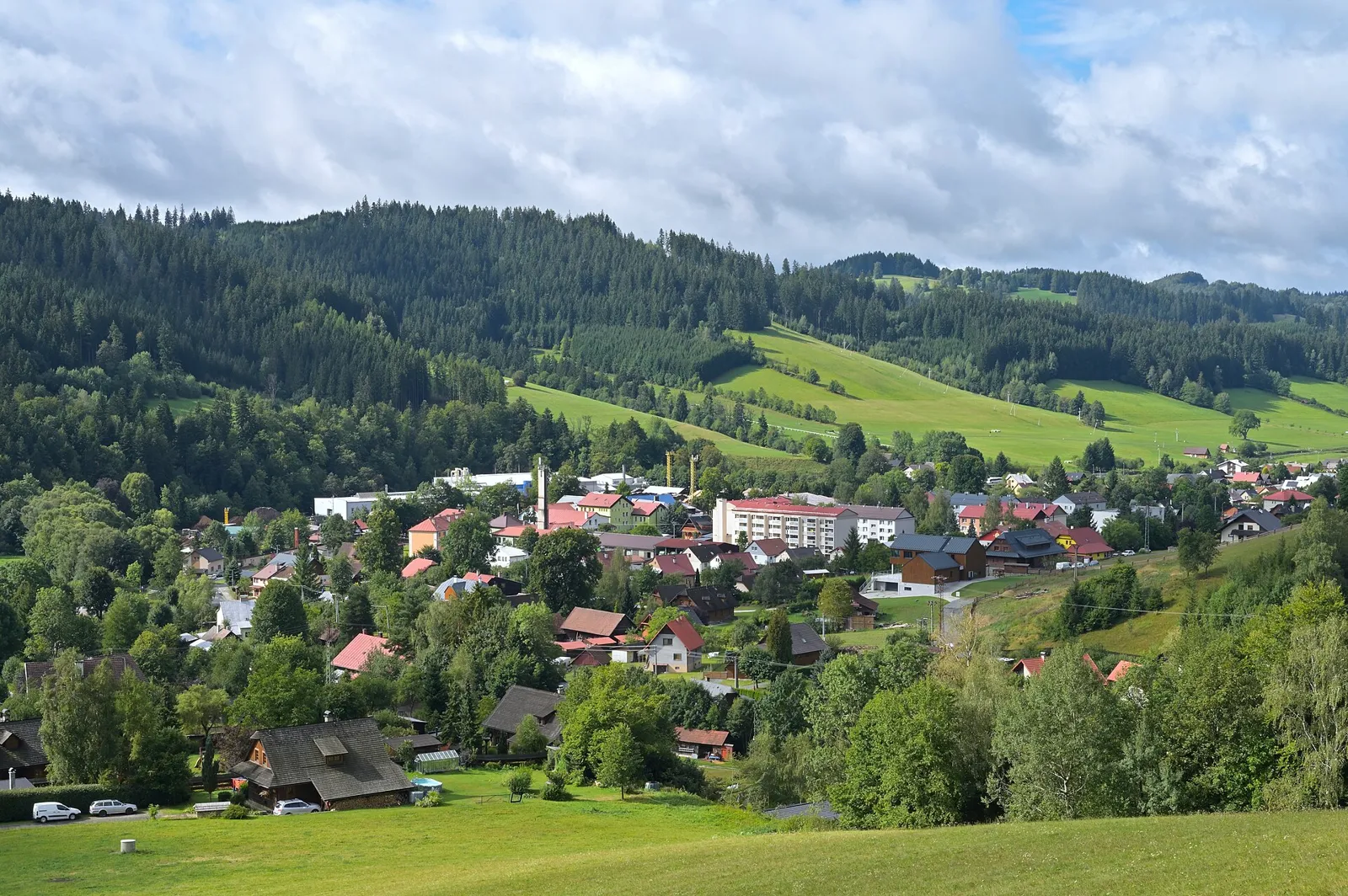 Pohled na obec Velké Karlovice, okres Vsetín