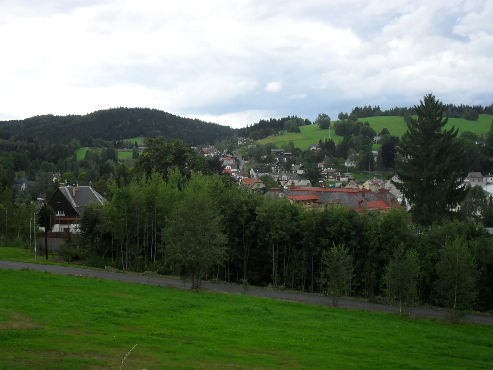 Pohled na obec Lučany nad Nisou, okres Jablonec nad Nisou