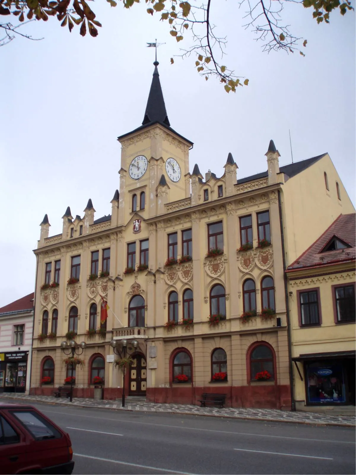 Pohled na obec Lomnice nad Popelkou, okres Semily