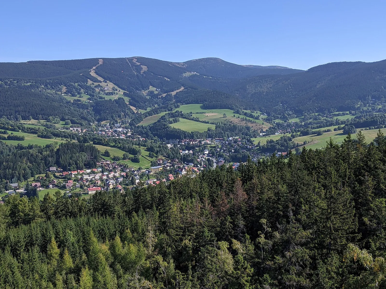 Pohled na obec Rokytnice nad Jizerou, okres Semily